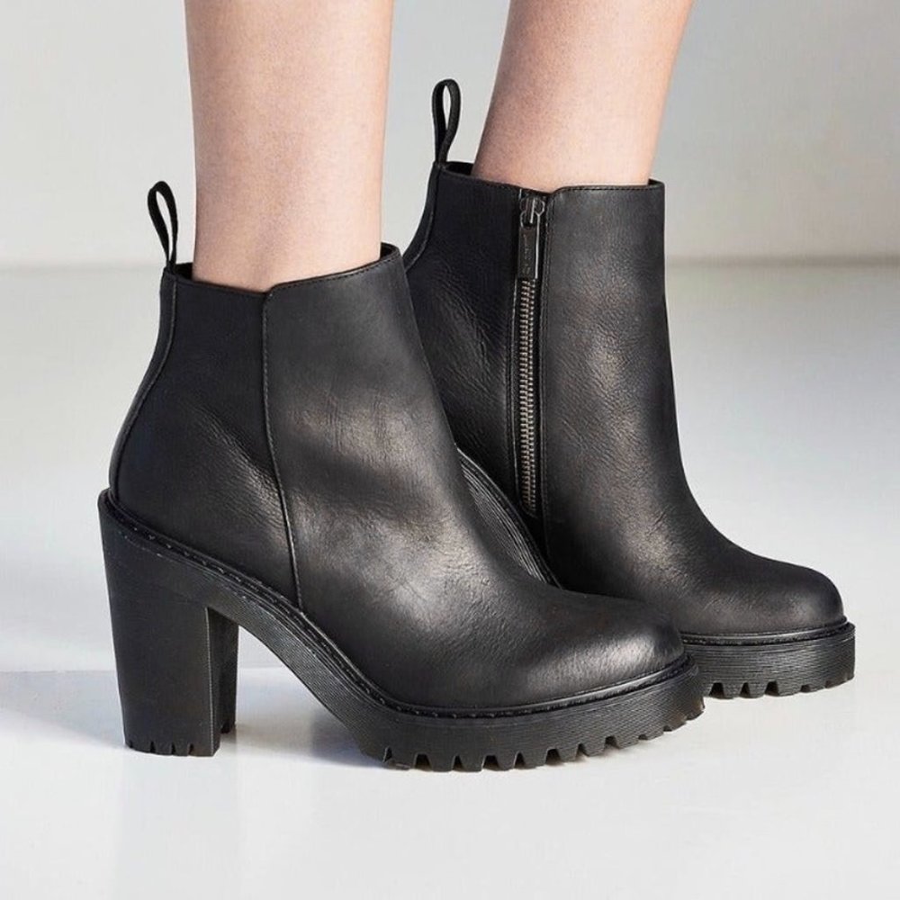 Dr. Martens Magdalena Leather Heeled Chelsea Boots 6